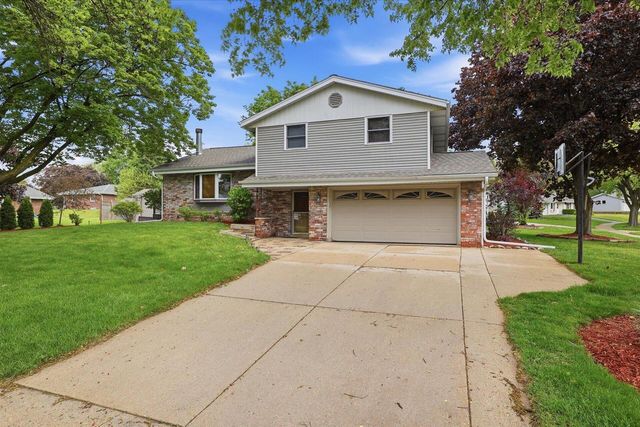1880 Stardust DRIVE, Waukesha, WI 53186