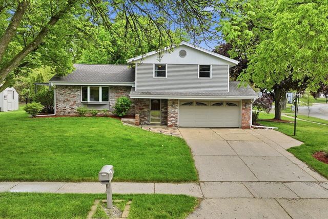1880 Stardust DRIVE, Waukesha, WI 53186