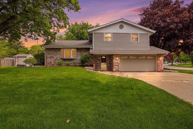 1880 Stardust DRIVE, Waukesha, WI 53186