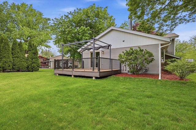 1880 Stardust DRIVE, Waukesha, WI 53186