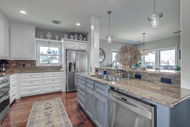 1007 Redfish Street, Bayou Vista, TX 77563