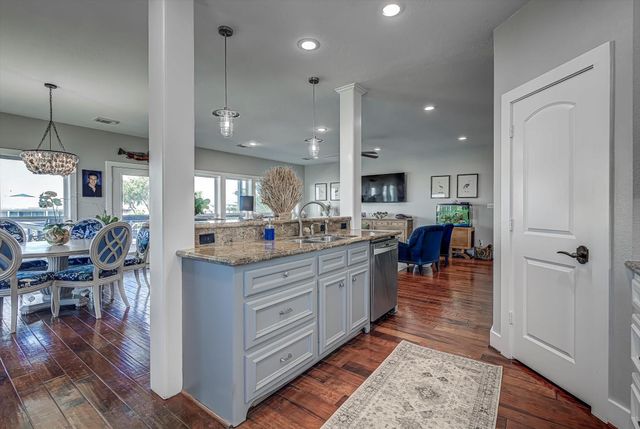 1007 Redfish Street, Bayou Vista, TX 77563