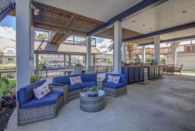 1007 Redfish Street, Bayou Vista, TX 77563