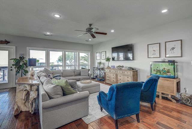 1007 Redfish Street, Bayou Vista, TX 77563