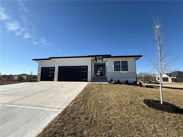 4701 SE Claude Court, Blue Springs, MO 64014