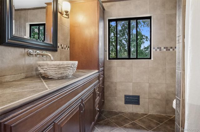 1490 Midwood Drive, White Lake Charter Township, MI 48386