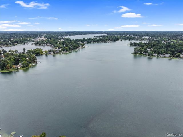 1490 Midwood Drive, White Lake Charter Township, MI 48386