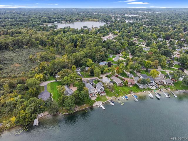 1490 Midwood Drive, White Lake Charter Township, MI 48386