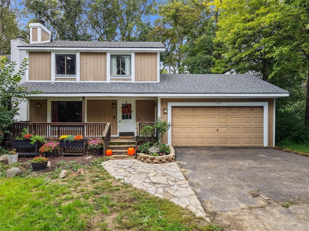 1490 Midwood Drive, White Lake Charter Township, MI 48386