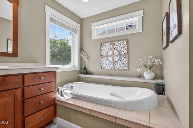 2630 Kerrisdale Ridge Drive, Medford, OR 97504