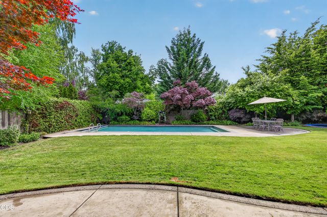 2630 Kerrisdale Ridge Drive, Medford, OR 97504