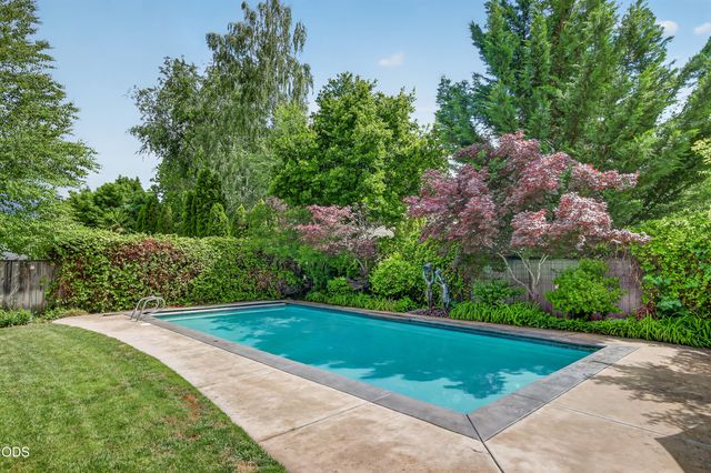 2630 Kerrisdale Ridge Drive, Medford, OR 97504