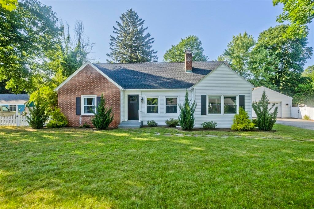 17 Hunting Ln, Wilbraham, MA 01095