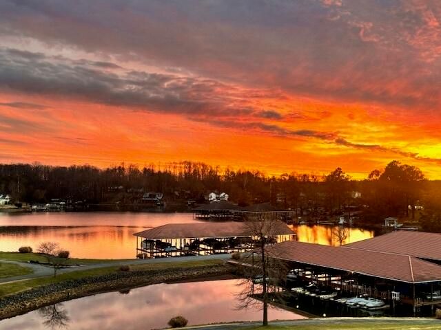 1052 La Casa CT, Moneta, VA 24121