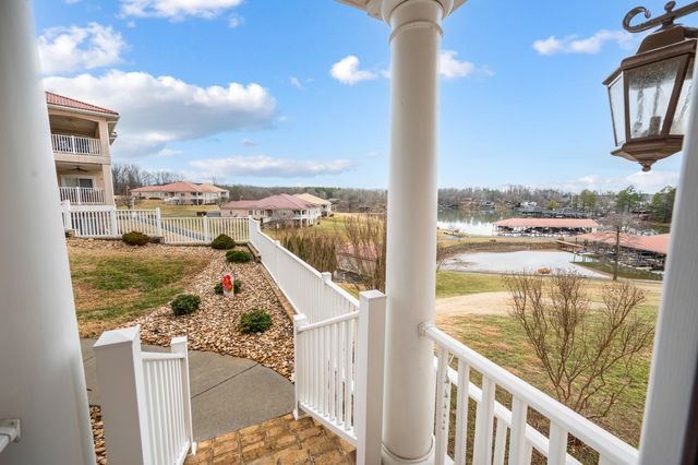 1052 La Casa CT, Moneta, VA 24121