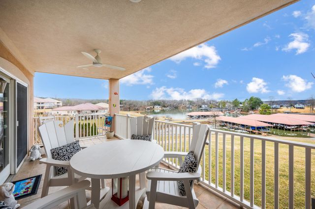 1052 La Casa CT, Moneta, VA 24121