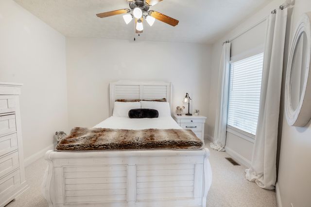 1052 La Casa CT, Moneta, VA 24121