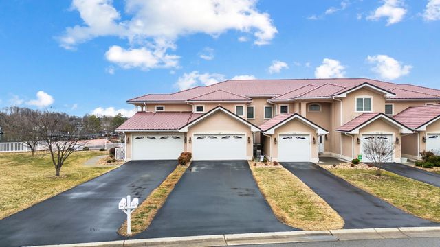 1052 La Casa CT, Moneta, VA 24121