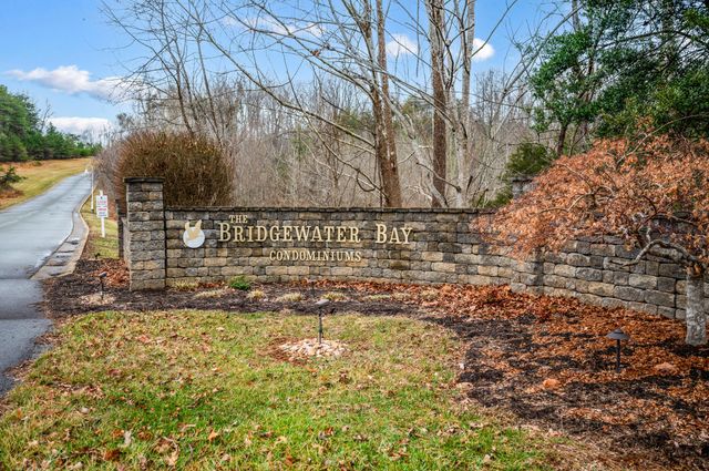 1052 La Casa CT, Moneta, VA 24121