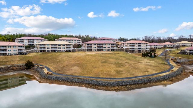 1052 La Casa CT, Moneta, VA 24121