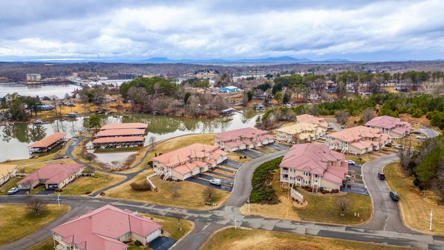 1052 La Casa CT, Moneta, VA 24121