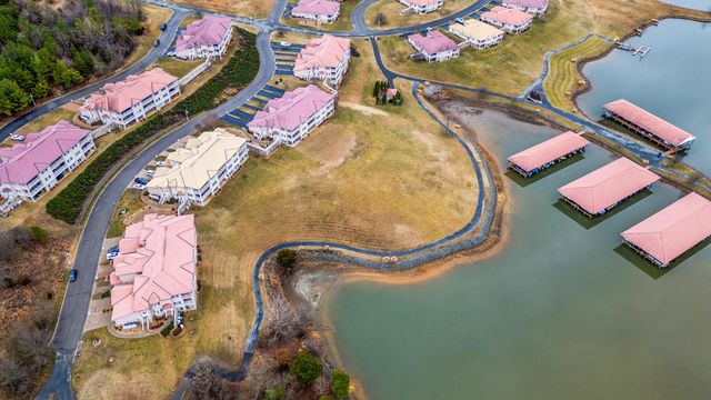 1052 La Casa CT, Moneta, VA 24121