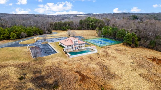 1052 La Casa CT, Moneta, VA 24121