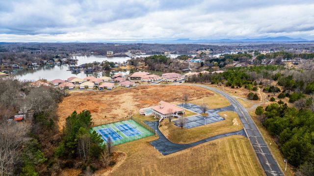 1052 La Casa CT, Moneta, VA 24121