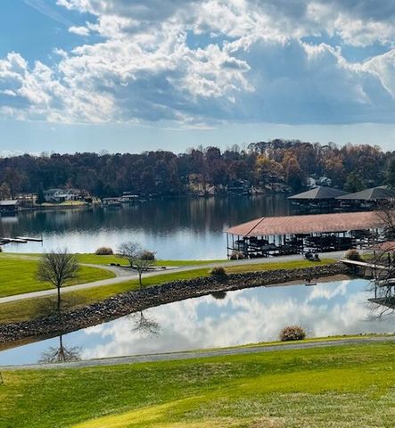 1052 La Casa CT, Moneta, VA 24121