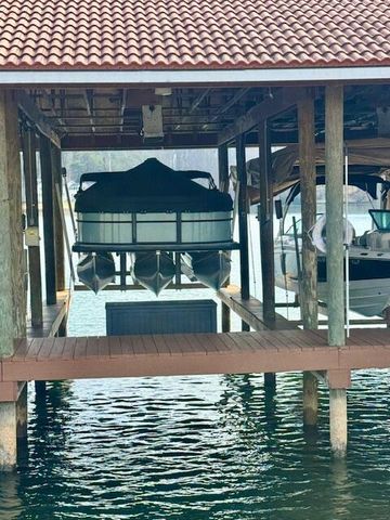 1052 La Casa CT, Moneta, VA 24121