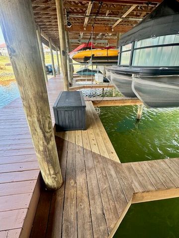 1052 La Casa CT, Moneta, VA 24121