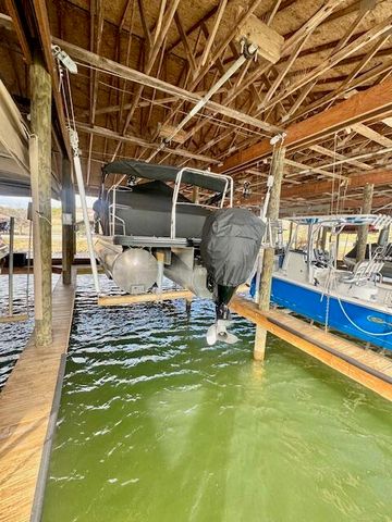 1052 La Casa CT, Moneta, VA 24121