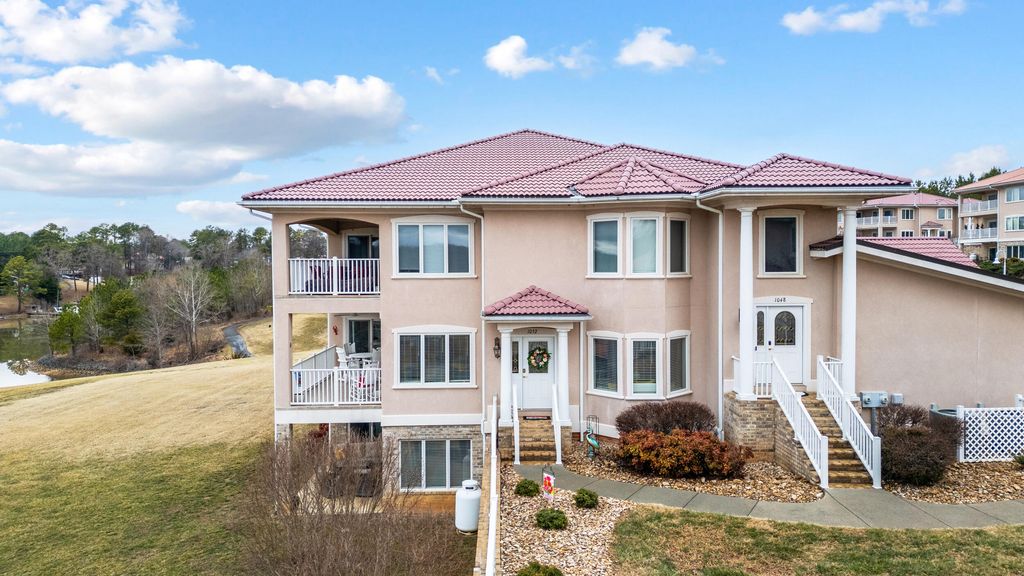 1052 La Casa CT, Moneta, VA 24121