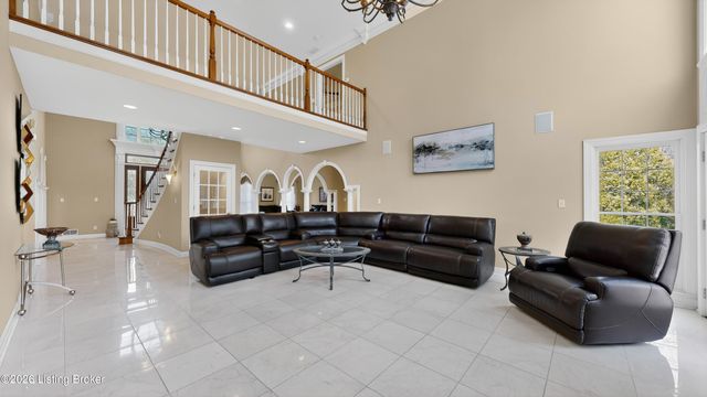 18901 Ridgeleigh Ln, Louisville, KY 40245