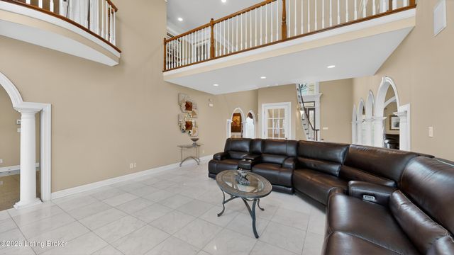 18901 Ridgeleigh Ln, Louisville, KY 40245