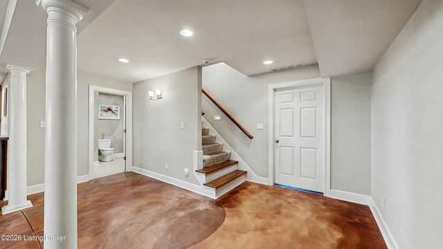 18901 Ridgeleigh Ln, Louisville, KY 40245