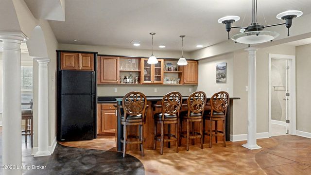 18901 Ridgeleigh Ln, Louisville, KY 40245