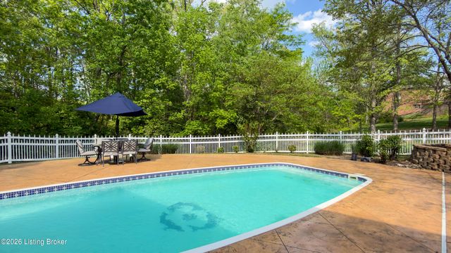 18901 Ridgeleigh Ln, Louisville, KY 40245