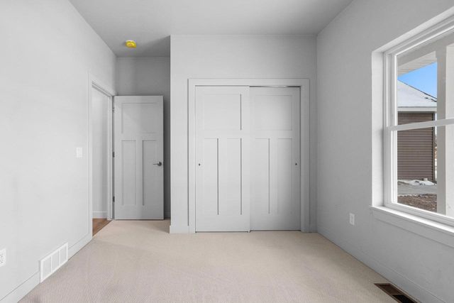 445 W PAPERMILL, Kimberly, WI 54136