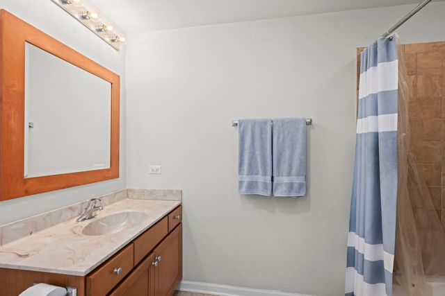 125 Lakeview Drive 301, Bloomingdale, IL 60108