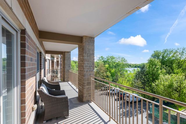125 Lakeview Drive 301, Bloomingdale, IL 60108