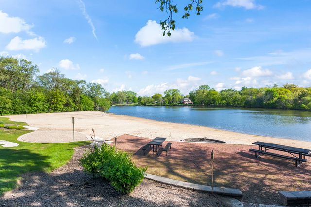 125 Lakeview Drive 301, Bloomingdale, IL 60108