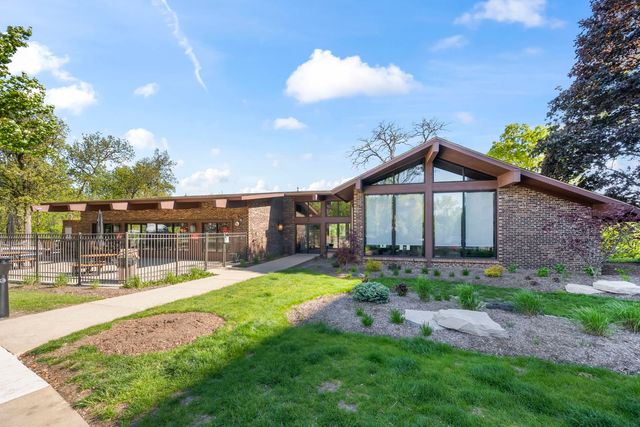 125 Lakeview Drive 301, Bloomingdale, IL 60108