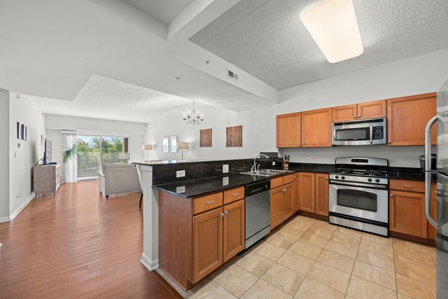 125 Lakeview Drive 301, Bloomingdale, IL 60108