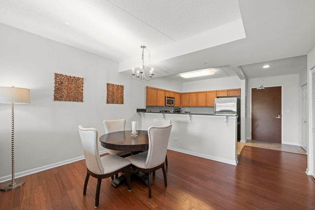 125 Lakeview Drive 301, Bloomingdale, IL 60108
