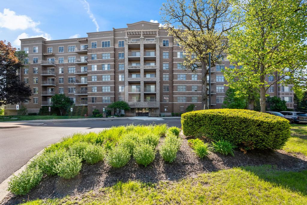 125 Lakeview Drive 301, Bloomingdale, IL 60108