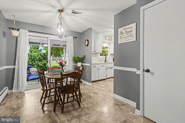15 POCONO DR, Mechanicsburg, PA 17055