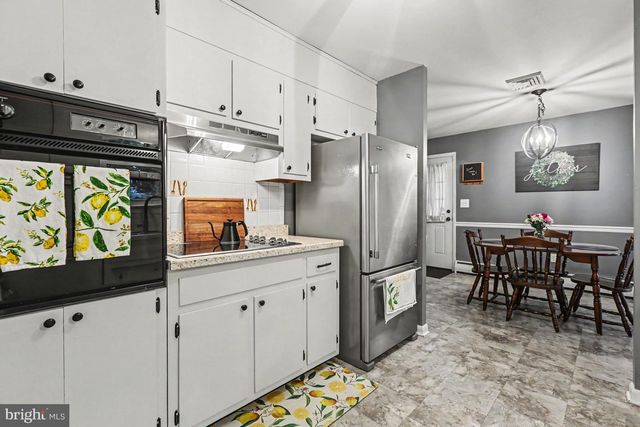 15 POCONO DR, Mechanicsburg, PA 17055
