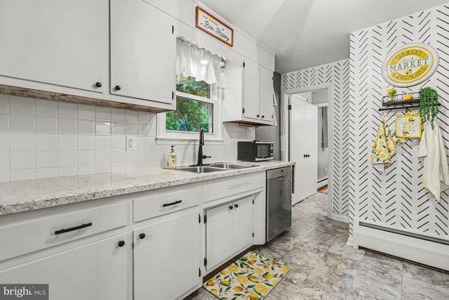 15 POCONO DR, Mechanicsburg, PA 17055