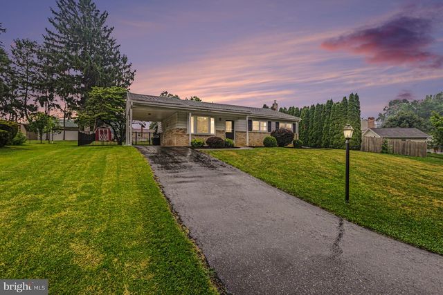 15 POCONO DR, Mechanicsburg, PA 17055